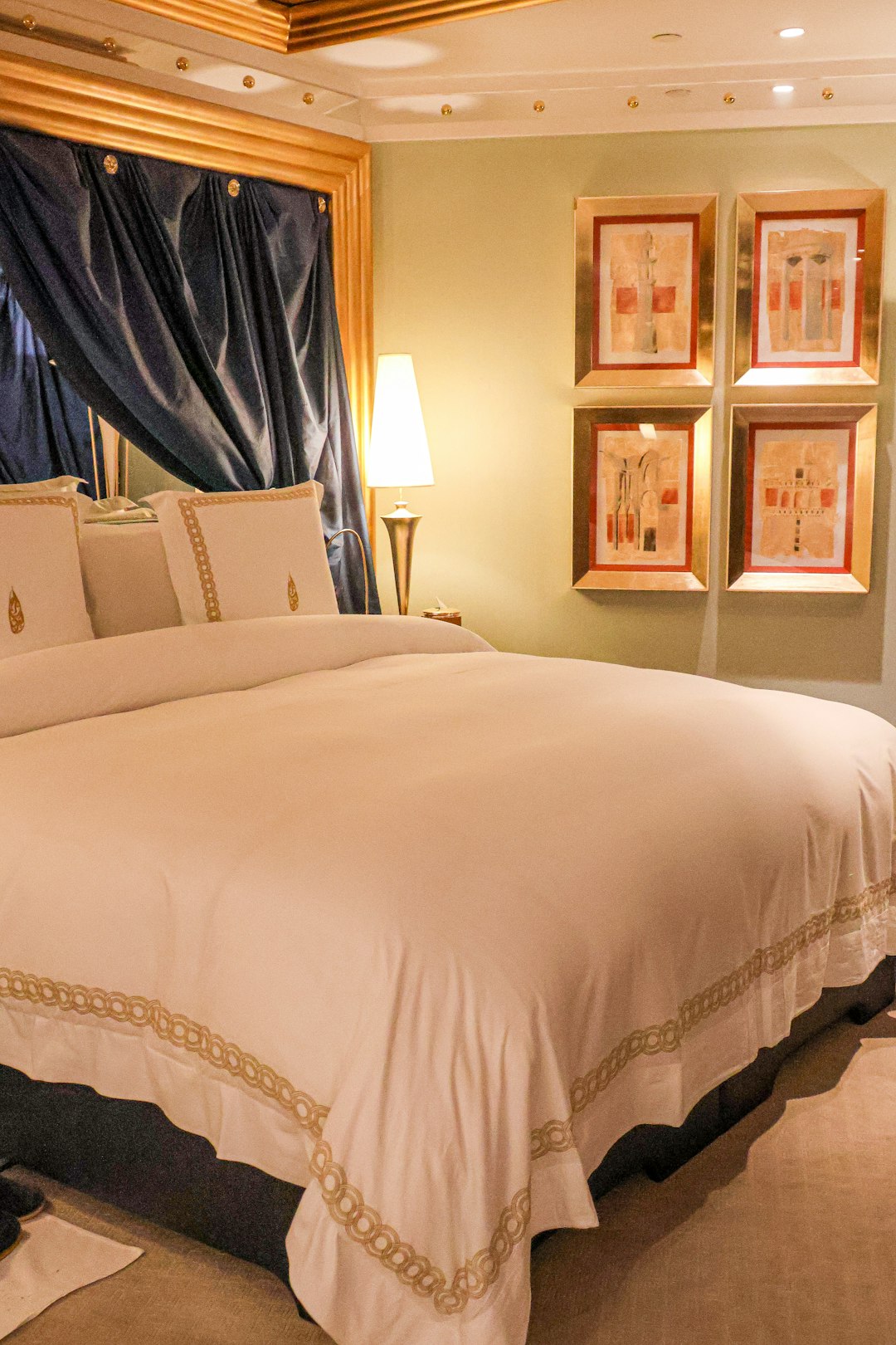 Hotel luxury suite bedding